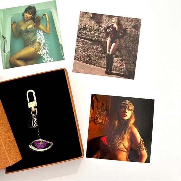Taylor Swift TLOAS Showgirl Eye Keychain Photo Cards Limited Edition NWT - Picture 6 of 10